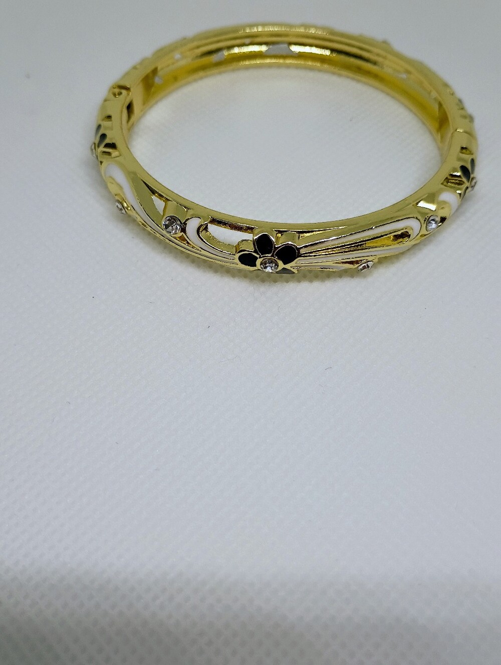 New Gold Tone Black/White Enamel Floral Hinged Bangle Bracelet 🚨 - Picture 3 of 6